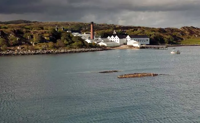 Die Lagavulin Distillery direkt an der Küste Islays Die Lagavulin Distillery direkt an der Küste Islays