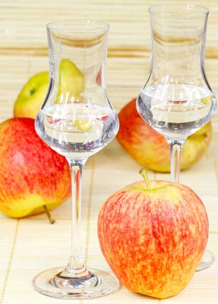 Obstschnaps wird bestenfalls aus Schnapskelchen getrunken Obstschnaps wird bestenfalls aus Schnapskelchen getrunken