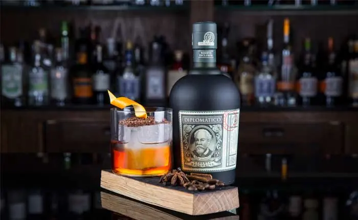  Old Fashioned Cocktail mit Botucal Reserva Exclusiva Rum genie&szlig;en