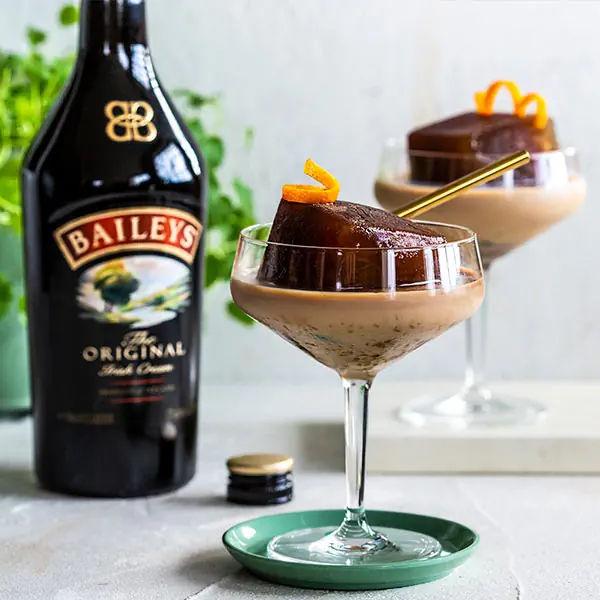 Baileys on the Coffee Rocks - Baileys mit Kaffeeeiswürfeln Baileys on the Coffee Rocks - Baileys mit Kaffeeeiswürfeln