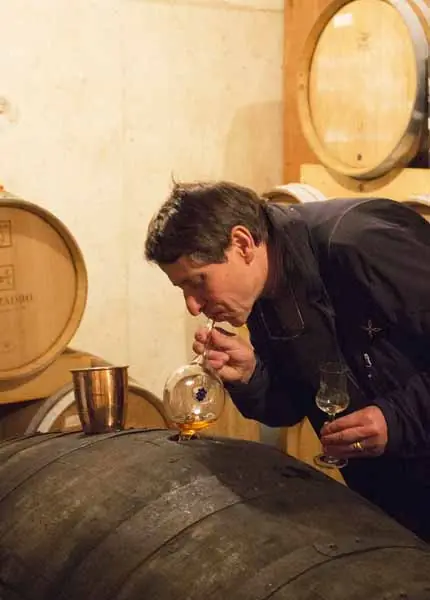 Franco von Marzadro testet den Grappa aus den Fässern Franco von Marzadro testet den Grappa aus den Fässern