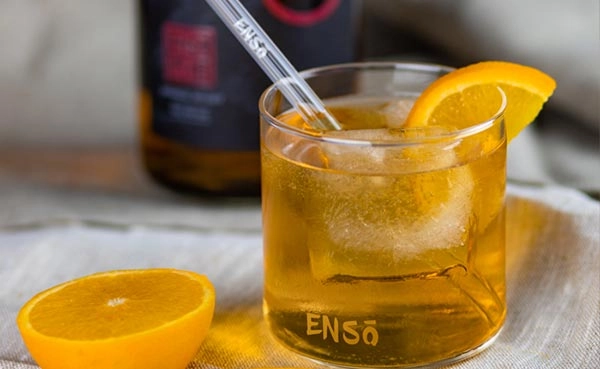 Japanischer Whisky Enso auf Eis Enso Japanese Whisky auf Eis mit Orange